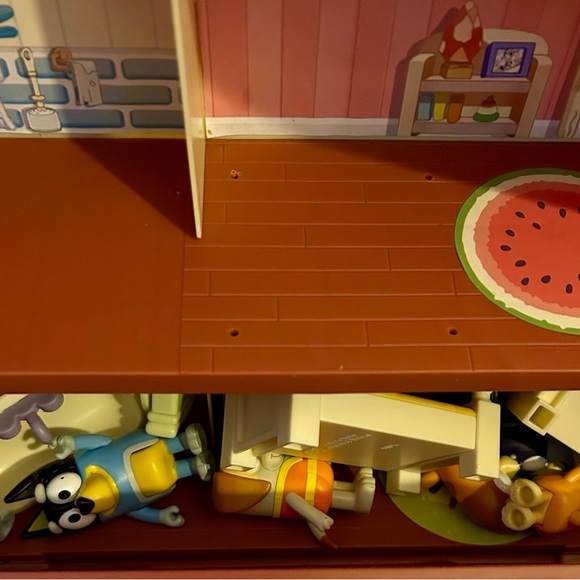 Bluey Heeler Family Celebration Home & Backyard Playset with Figurines - Picture 7 of 9